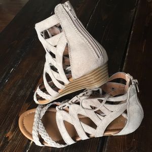 SMALL WEDGED HIPSTER SANDALS.